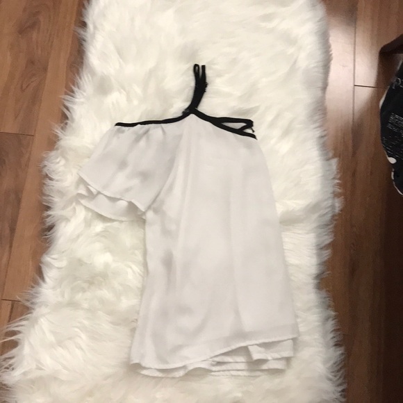 Flowy off-the-shoulder blouse - Picture 2 of 2